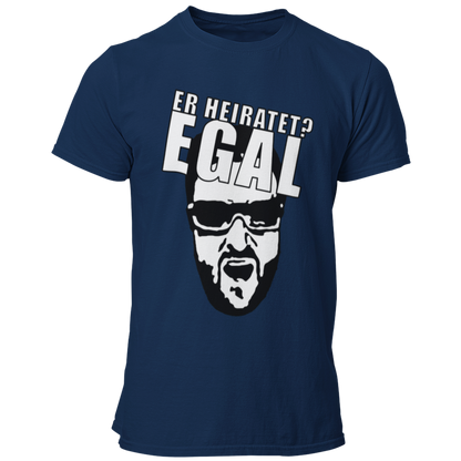 JGA T-Shirt 'Egal' mit einem humorvollen Motiv, inspiriert von dem Streit zwischen einem Comedystar und einem Sänger. Das Shirt trägt die wiederholte Aufschrift 'Egal' und zeigt damit die unbeschwerte Einstellung des Junggesellen und seiner Freunde. Perfekt für den Junggesellenabschied, vermittelt dieses T-Shirt die Botschaft, dass es egal ist, was andere denken – hier wird gefeiert! Ein ideales Geschenk für den Bräutigam, um den besonderen Anlass stilvoll und witzig zu zelebrieren.