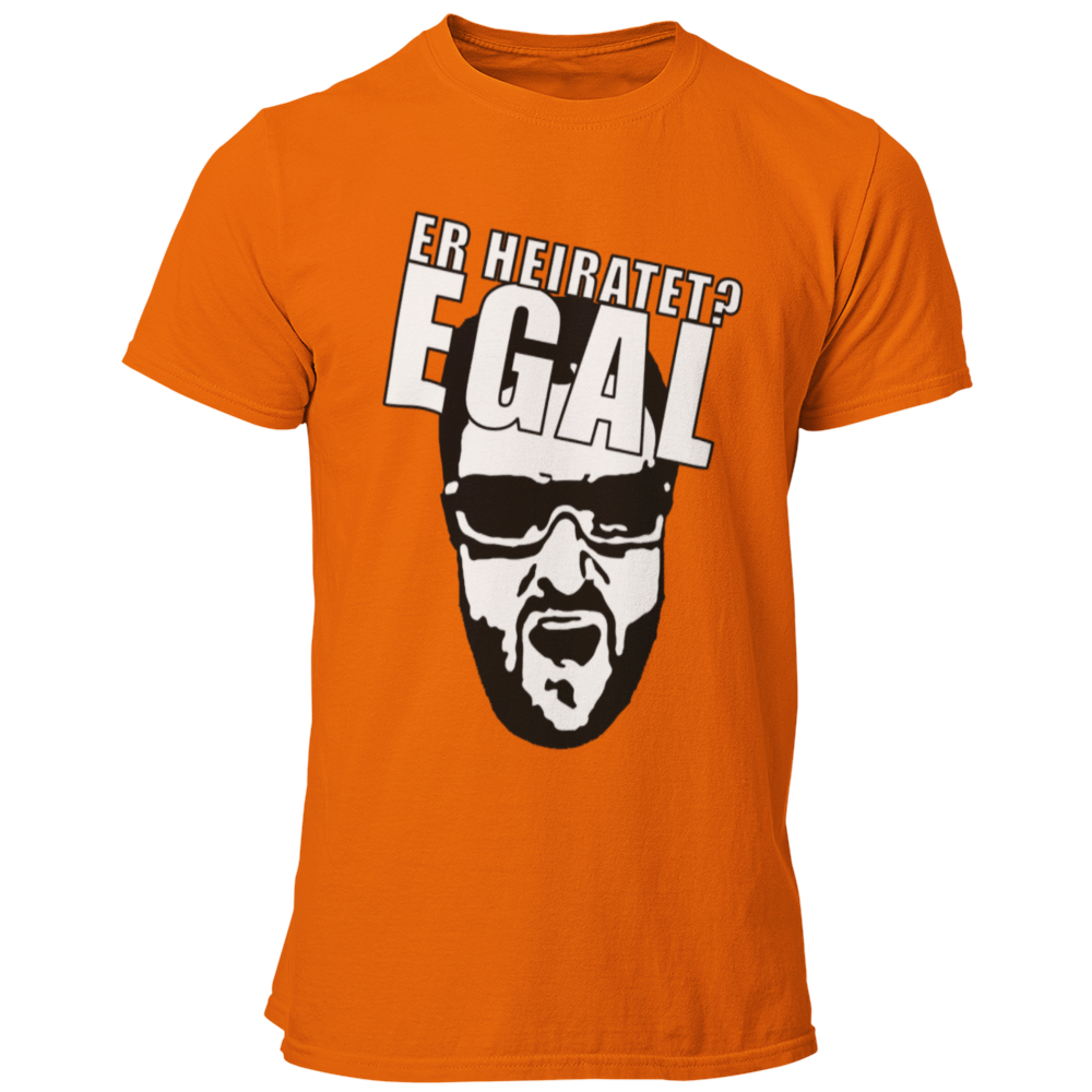 JGA T-Shirt 'Egal' mit einem humorvollen Motiv, inspiriert von dem Streit zwischen einem Comedystar und einem Sänger. Das Shirt trägt die wiederholte Aufschrift 'Egal' und zeigt damit die unbeschwerte Einstellung des Junggesellen und seiner Freunde. Perfekt für den Junggesellenabschied, vermittelt dieses T-Shirt die Botschaft, dass es egal ist, was andere denken – hier wird gefeiert! Ein ideales Geschenk für den Bräutigam, um den besonderen Anlass stilvoll und witzig zu zelebrieren.