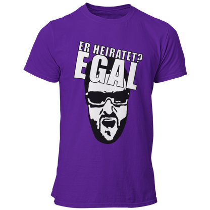 JGA T-Shirt 'Egal' mit einem humorvollen Motiv, inspiriert von dem Streit zwischen einem Comedystar und einem Sänger. Das Shirt trägt die wiederholte Aufschrift 'Egal' und zeigt damit die unbeschwerte Einstellung des Junggesellen und seiner Freunde. Perfekt für den Junggesellenabschied, vermittelt dieses T-Shirt die Botschaft, dass es egal ist, was andere denken – hier wird gefeiert! Ein ideales Geschenk für den Bräutigam, um den besonderen Anlass stilvoll und witzig zu zelebrieren.