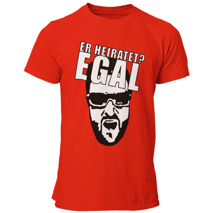 JGA T-Shirt 'Egal' mit einem humorvollen Motiv, inspiriert von dem Streit zwischen einem Comedystar und einem Sänger. Das Shirt trägt die wiederholte Aufschrift 'Egal' und zeigt damit die unbeschwerte Einstellung des Junggesellen und seiner Freunde. Perfekt für den Junggesellenabschied, vermittelt dieses T-Shirt die Botschaft, dass es egal ist, was andere denken – hier wird gefeiert! Ein ideales Geschenk für den Bräutigam, um den besonderen Anlass stilvoll und witzig zu zelebrieren.