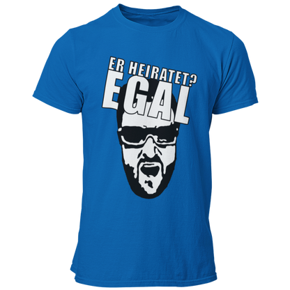 JGA T-Shirt 'Egal' mit einem humorvollen Motiv, inspiriert von dem Streit zwischen einem Comedystar und einem Sänger. Das Shirt trägt die wiederholte Aufschrift 'Egal' und zeigt damit die unbeschwerte Einstellung des Junggesellen und seiner Freunde. Perfekt für den Junggesellenabschied, vermittelt dieses T-Shirt die Botschaft, dass es egal ist, was andere denken – hier wird gefeiert! Ein ideales Geschenk für den Bräutigam, um den besonderen Anlass stilvoll und witzig zu zelebrieren.