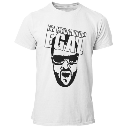 JGA T-Shirt 'Egal' mit einem humorvollen Motiv, inspiriert von dem Streit zwischen einem Comedystar und einem Sänger. Das Shirt trägt die wiederholte Aufschrift 'Egal' und zeigt damit die unbeschwerte Einstellung des Junggesellen und seiner Freunde. Perfekt für den Junggesellenabschied, vermittelt dieses T-Shirt die Botschaft, dass es egal ist, was andere denken – hier wird gefeiert! Ein ideales Geschenk für den Bräutigam, um den besonderen Anlass stilvoll und witzig zu zelebrieren.