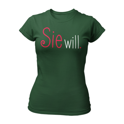 Damen T-Shirt "Sie will." mit einem schlichten, zweifarbigen Schriftzug, der die Aufschrift „Sie will.“ trägt. Perfekt für den Junggesellinnenabschied, ob bei einer Bridal Shower, im Wellnessbereich oder auf einer Kneipentour. Das Shirt hat einen femininen Schnitt und betont die festliche Stimmung des Anlasses.