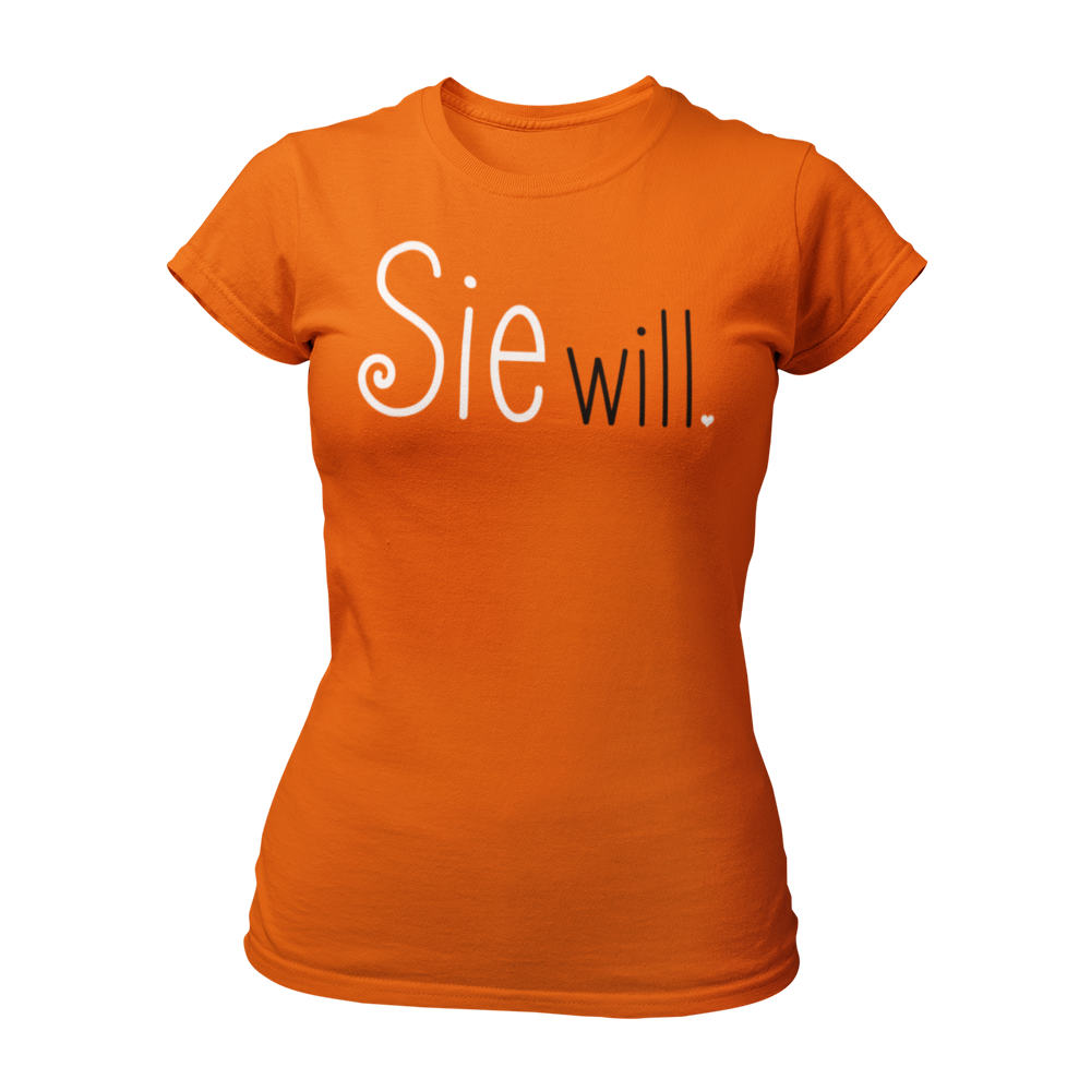 Damen T-Shirt "Sie will." mit einem schlichten, zweifarbigen Schriftzug, der die Aufschrift „Sie will.“ trägt. Perfekt für den Junggesellinnenabschied, ob bei einer Bridal Shower, im Wellnessbereich oder auf einer Kneipentour. Das Shirt hat einen femininen Schnitt und betont die festliche Stimmung des Anlasses.