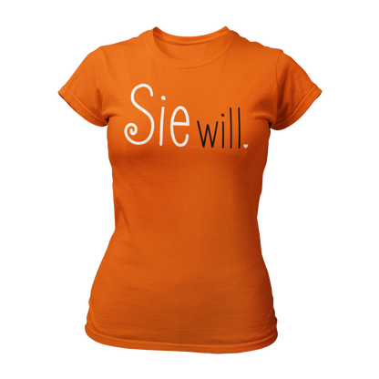 Damen T-Shirt "Sie will." mit einem schlichten, zweifarbigen Schriftzug, der die Aufschrift „Sie will.“ trägt. Perfekt für den Junggesellinnenabschied, ob bei einer Bridal Shower, im Wellnessbereich oder auf einer Kneipentour. Das Shirt hat einen femininen Schnitt und betont die festliche Stimmung des Anlasses.