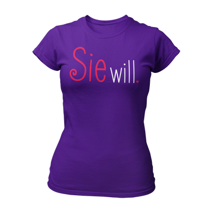 Damen T-Shirt "Sie will." mit einem schlichten, zweifarbigen Schriftzug, der die Aufschrift „Sie will.“ trägt. Perfekt für den Junggesellinnenabschied, ob bei einer Bridal Shower, im Wellnessbereich oder auf einer Kneipentour. Das Shirt hat einen femininen Schnitt und betont die festliche Stimmung des Anlasses.