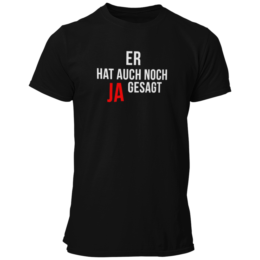 Das JGA T-Shirt "Er hat auch noch Ja gesagt" ist ein schlichtes und dennoch eindrucksvolles Shirt für den Junggesellenabschied. Mit klaren, geraden Buchstaben und einem hervorgehobenen "Ja" bringt es den Fokus auf den Bräutigam und seine bevorstehende Hochzeit. Erhältlich in vielen Farben, bietet dieses Shirt einen geraden Schnitt zu einem günstigen Preis – ideal für die Freunde des Junggesellen!