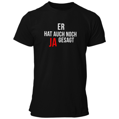 Das JGA T-Shirt "Er hat auch noch Ja gesagt" ist ein schlichtes und dennoch eindrucksvolles Shirt für den Junggesellenabschied. Mit klaren, geraden Buchstaben und einem hervorgehobenen "Ja" bringt es den Fokus auf den Bräutigam und seine bevorstehende Hochzeit. Erhältlich in vielen Farben, bietet dieses Shirt einen geraden Schnitt zu einem günstigen Preis – ideal für die Freunde des Junggesellen!