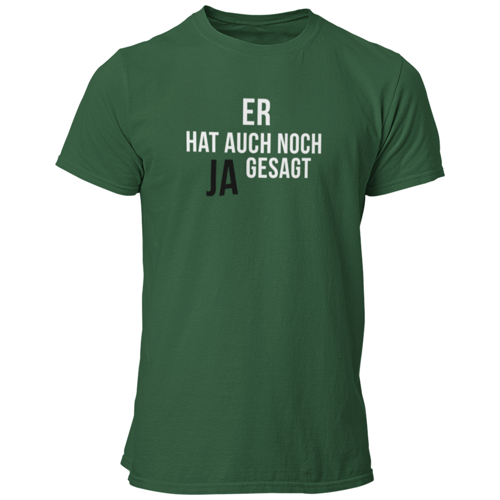 Das JGA T-Shirt "Er hat auch noch Ja gesagt" ist ein schlichtes und dennoch eindrucksvolles Shirt für den Junggesellenabschied. Mit klaren, geraden Buchstaben und einem hervorgehobenen "Ja" bringt es den Fokus auf den Bräutigam und seine bevorstehende Hochzeit. Erhältlich in vielen Farben, bietet dieses Shirt einen geraden Schnitt zu einem günstigen Preis – ideal für die Freunde des Junggesellen!