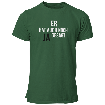 Das JGA T-Shirt "Er hat auch noch Ja gesagt" ist ein schlichtes und dennoch eindrucksvolles Shirt für den Junggesellenabschied. Mit klaren, geraden Buchstaben und einem hervorgehobenen "Ja" bringt es den Fokus auf den Bräutigam und seine bevorstehende Hochzeit. Erhältlich in vielen Farben, bietet dieses Shirt einen geraden Schnitt zu einem günstigen Preis – ideal für die Freunde des Junggesellen!