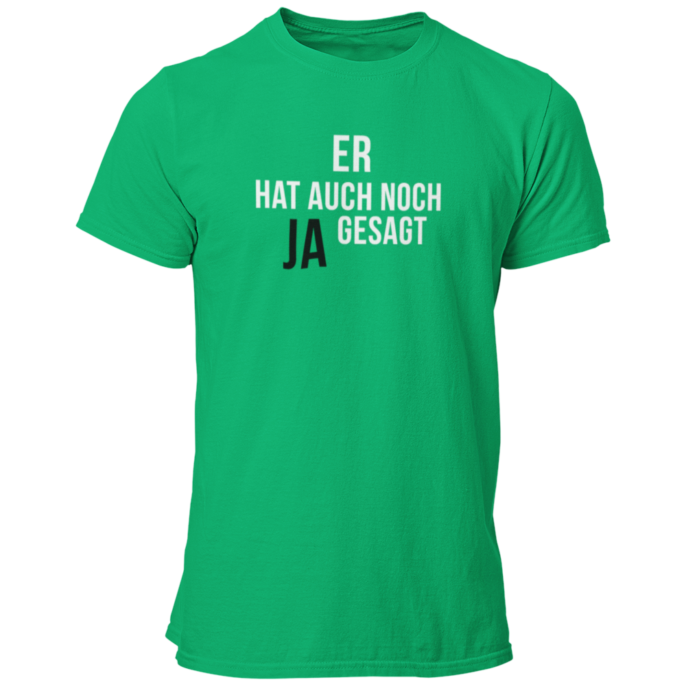 Das JGA T-Shirt "Er hat auch noch Ja gesagt" ist ein schlichtes und dennoch eindrucksvolles Shirt für den Junggesellenabschied. Mit klaren, geraden Buchstaben und einem hervorgehobenen "Ja" bringt es den Fokus auf den Bräutigam und seine bevorstehende Hochzeit. Erhältlich in vielen Farben, bietet dieses Shirt einen geraden Schnitt zu einem günstigen Preis – ideal für die Freunde des Junggesellen!