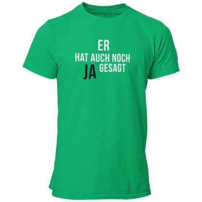 Das JGA T-Shirt "Er hat auch noch Ja gesagt" ist ein schlichtes und dennoch eindrucksvolles Shirt für den Junggesellenabschied. Mit klaren, geraden Buchstaben und einem hervorgehobenen "Ja" bringt es den Fokus auf den Bräutigam und seine bevorstehende Hochzeit. Erhältlich in vielen Farben, bietet dieses Shirt einen geraden Schnitt zu einem günstigen Preis – ideal für die Freunde des Junggesellen!