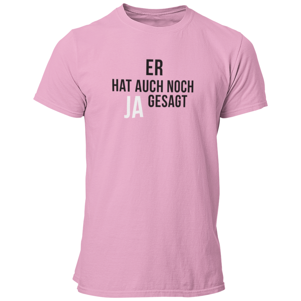 Das JGA T-Shirt "Er hat auch noch Ja gesagt" ist ein schlichtes und dennoch eindrucksvolles Shirt für den Junggesellenabschied. Mit klaren, geraden Buchstaben und einem hervorgehobenen "Ja" bringt es den Fokus auf den Bräutigam und seine bevorstehende Hochzeit. Erhältlich in vielen Farben, bietet dieses Shirt einen geraden Schnitt zu einem günstigen Preis – ideal für die Freunde des Junggesellen!