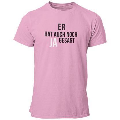 Das JGA T-Shirt "Er hat auch noch Ja gesagt" ist ein schlichtes und dennoch eindrucksvolles Shirt für den Junggesellenabschied. Mit klaren, geraden Buchstaben und einem hervorgehobenen "Ja" bringt es den Fokus auf den Bräutigam und seine bevorstehende Hochzeit. Erhältlich in vielen Farben, bietet dieses Shirt einen geraden Schnitt zu einem günstigen Preis – ideal für die Freunde des Junggesellen!