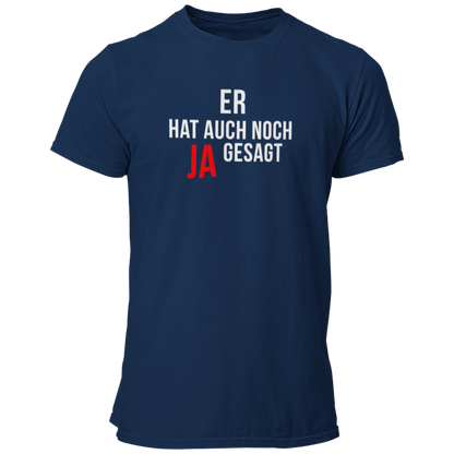 Das JGA T-Shirt "Er hat auch noch Ja gesagt" ist ein schlichtes und dennoch eindrucksvolles Shirt für den Junggesellenabschied. Mit klaren, geraden Buchstaben und einem hervorgehobenen "Ja" bringt es den Fokus auf den Bräutigam und seine bevorstehende Hochzeit. Erhältlich in vielen Farben, bietet dieses Shirt einen geraden Schnitt zu einem günstigen Preis – ideal für die Freunde des Junggesellen!