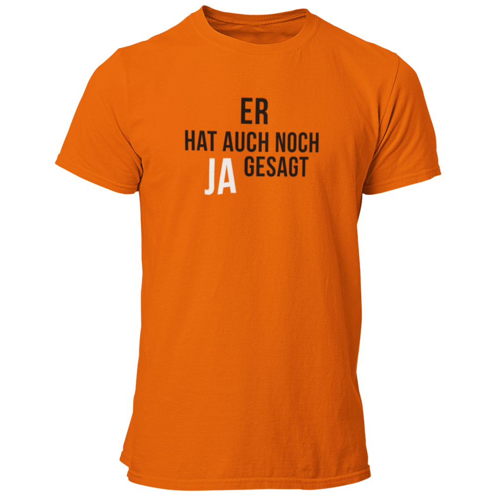 Das JGA T-Shirt "Er hat auch noch Ja gesagt" ist ein schlichtes und dennoch eindrucksvolles Shirt für den Junggesellenabschied. Mit klaren, geraden Buchstaben und einem hervorgehobenen "Ja" bringt es den Fokus auf den Bräutigam und seine bevorstehende Hochzeit. Erhältlich in vielen Farben, bietet dieses Shirt einen geraden Schnitt zu einem günstigen Preis – ideal für die Freunde des Junggesellen!