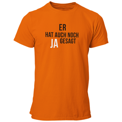 Das JGA T-Shirt "Er hat auch noch Ja gesagt" ist ein schlichtes und dennoch eindrucksvolles Shirt für den Junggesellenabschied. Mit klaren, geraden Buchstaben und einem hervorgehobenen "Ja" bringt es den Fokus auf den Bräutigam und seine bevorstehende Hochzeit. Erhältlich in vielen Farben, bietet dieses Shirt einen geraden Schnitt zu einem günstigen Preis – ideal für die Freunde des Junggesellen!