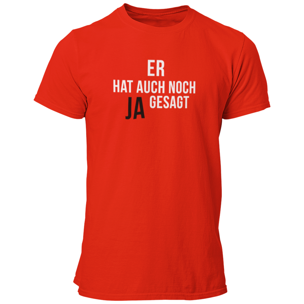 Das JGA T-Shirt "Er hat auch noch Ja gesagt" ist ein schlichtes und dennoch eindrucksvolles Shirt für den Junggesellenabschied. Mit klaren, geraden Buchstaben und einem hervorgehobenen "Ja" bringt es den Fokus auf den Bräutigam und seine bevorstehende Hochzeit. Erhältlich in vielen Farben, bietet dieses Shirt einen geraden Schnitt zu einem günstigen Preis – ideal für die Freunde des Junggesellen!