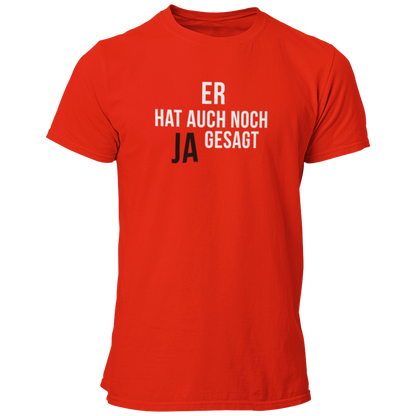 Das JGA T-Shirt "Er hat auch noch Ja gesagt" ist ein schlichtes und dennoch eindrucksvolles Shirt für den Junggesellenabschied. Mit klaren, geraden Buchstaben und einem hervorgehobenen "Ja" bringt es den Fokus auf den Bräutigam und seine bevorstehende Hochzeit. Erhältlich in vielen Farben, bietet dieses Shirt einen geraden Schnitt zu einem günstigen Preis – ideal für die Freunde des Junggesellen!