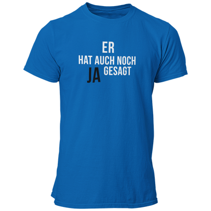 Das JGA T-Shirt "Er hat auch noch Ja gesagt" ist ein schlichtes und dennoch eindrucksvolles Shirt für den Junggesellenabschied. Mit klaren, geraden Buchstaben und einem hervorgehobenen "Ja" bringt es den Fokus auf den Bräutigam und seine bevorstehende Hochzeit. Erhältlich in vielen Farben, bietet dieses Shirt einen geraden Schnitt zu einem günstigen Preis – ideal für die Freunde des Junggesellen!