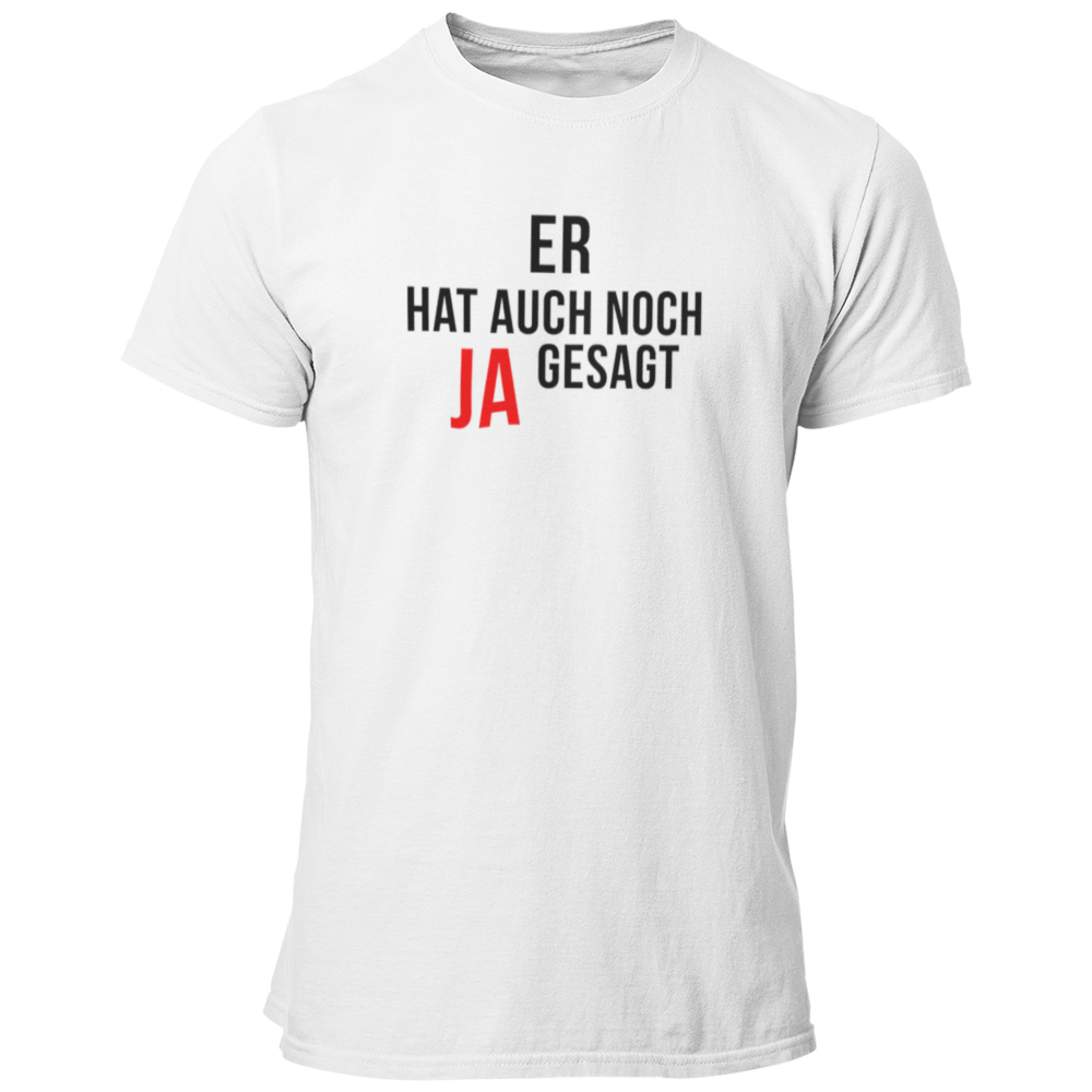 Das JGA T-Shirt "Er hat auch noch Ja gesagt" ist ein schlichtes und dennoch eindrucksvolles Shirt für den Junggesellenabschied. Mit klaren, geraden Buchstaben und einem hervorgehobenen "Ja" bringt es den Fokus auf den Bräutigam und seine bevorstehende Hochzeit. Erhältlich in vielen Farben, bietet dieses Shirt einen geraden Schnitt zu einem günstigen Preis – ideal für die Freunde des Junggesellen!