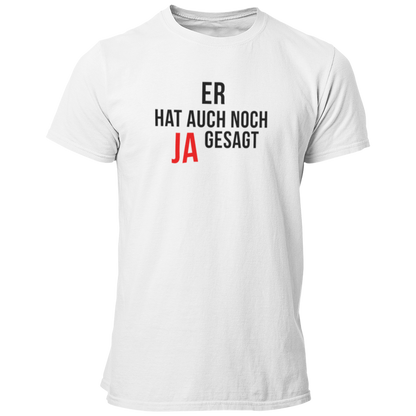 Das JGA T-Shirt "Er hat auch noch Ja gesagt" ist ein schlichtes und dennoch eindrucksvolles Shirt für den Junggesellenabschied. Mit klaren, geraden Buchstaben und einem hervorgehobenen "Ja" bringt es den Fokus auf den Bräutigam und seine bevorstehende Hochzeit. Erhältlich in vielen Farben, bietet dieses Shirt einen geraden Schnitt zu einem günstigen Preis – ideal für die Freunde des Junggesellen!