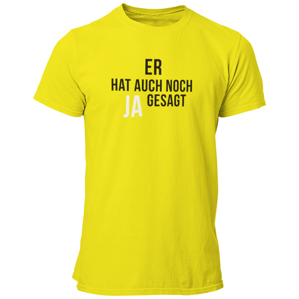 Das JGA T-Shirt "Er hat auch noch Ja gesagt" ist ein schlichtes und dennoch eindrucksvolles Shirt für den Junggesellenabschied. Mit klaren, geraden Buchstaben und einem hervorgehobenen "Ja" bringt es den Fokus auf den Bräutigam und seine bevorstehende Hochzeit. Erhältlich in vielen Farben, bietet dieses Shirt einen geraden Schnitt zu einem günstigen Preis – ideal für die Freunde des Junggesellen!