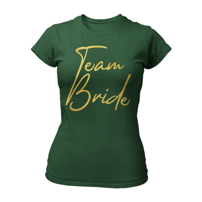 Damen T-Shirt "Team Bride Gold & Heartless" im Bachelorette-Style mit markanter goldener Aufschrift. Das modisch geschnittene Shirt ist ideal für enge Freunde und Verwandte der Braut, perfekt kombinierbar mit einem speziellen Braut-T-Shirt für den Junggesellinnenabschied. Schlichte Farben und ein künstlerisches Design machen es zu einem tollen Accessoire für eure Party.