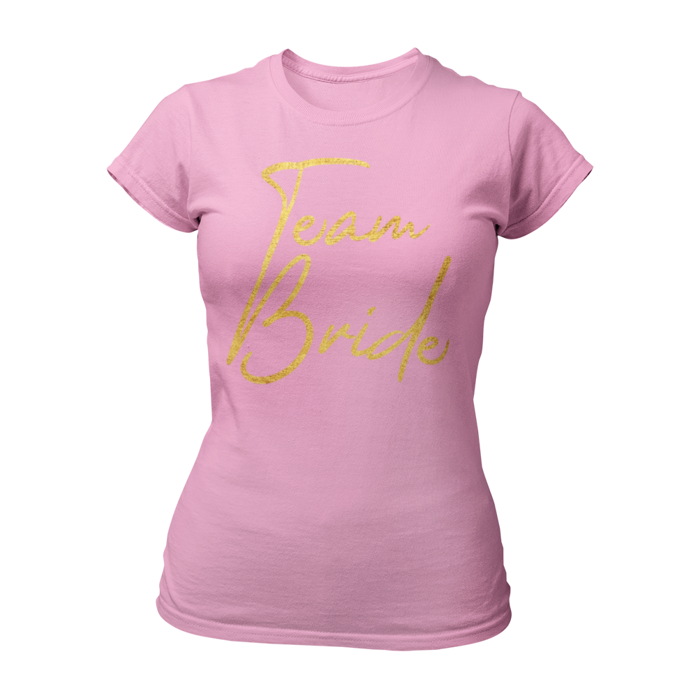 Damen T-Shirt "Team Bride Gold & Heartless" im Bachelorette-Style mit markanter goldener Aufschrift. Das modisch geschnittene Shirt ist ideal für enge Freunde und Verwandte der Braut, perfekt kombinierbar mit einem speziellen Braut-T-Shirt für den Junggesellinnenabschied. Schlichte Farben und ein künstlerisches Design machen es zu einem tollen Accessoire für eure Party.