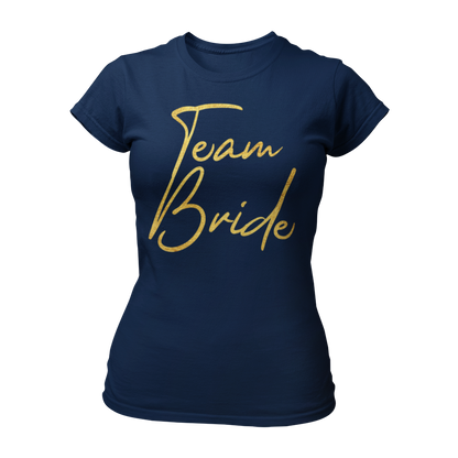 Damen T-Shirt "Team Bride Gold & Heartless" im Bachelorette-Style mit markanter goldener Aufschrift. Das modisch geschnittene Shirt ist ideal für enge Freunde und Verwandte der Braut, perfekt kombinierbar mit einem speziellen Braut-T-Shirt für den Junggesellinnenabschied. Schlichte Farben und ein künstlerisches Design machen es zu einem tollen Accessoire für eure Party.