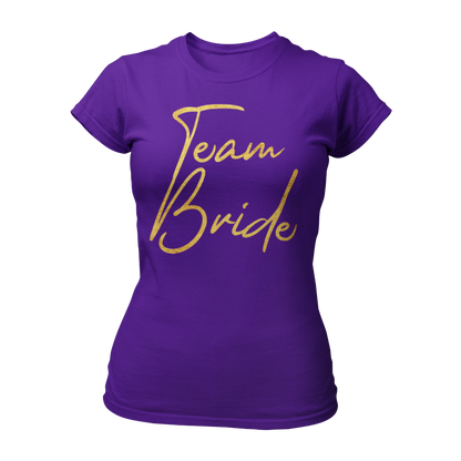 Damen T-Shirt "Team Bride Gold & Heartless" im Bachelorette-Style mit markanter goldener Aufschrift. Das modisch geschnittene Shirt ist ideal für enge Freunde und Verwandte der Braut, perfekt kombinierbar mit einem speziellen Braut-T-Shirt für den Junggesellinnenabschied. Schlichte Farben und ein künstlerisches Design machen es zu einem tollen Accessoire für eure Party.