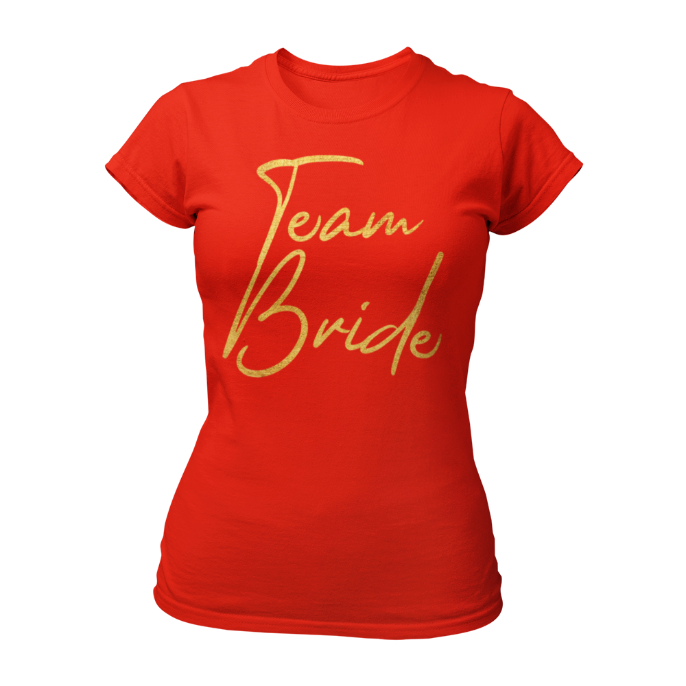 Damen T-Shirt "Team Bride Gold & Heartless" im Bachelorette-Style mit markanter goldener Aufschrift. Das modisch geschnittene Shirt ist ideal für enge Freunde und Verwandte der Braut, perfekt kombinierbar mit einem speziellen Braut-T-Shirt für den Junggesellinnenabschied. Schlichte Farben und ein künstlerisches Design machen es zu einem tollen Accessoire für eure Party.