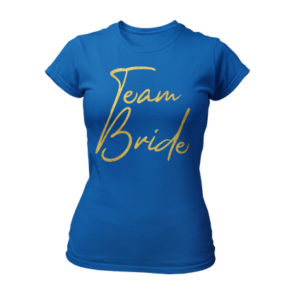 Damen T-Shirt "Team Bride Gold & Heartless" im Bachelorette-Style mit markanter goldener Aufschrift. Das modisch geschnittene Shirt ist ideal für enge Freunde und Verwandte der Braut, perfekt kombinierbar mit einem speziellen Braut-T-Shirt für den Junggesellinnenabschied. Schlichte Farben und ein künstlerisches Design machen es zu einem tollen Accessoire für eure Party.