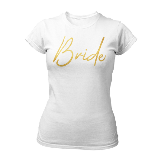 Das JGA T-Shirt "Bride Gold & Heartless" hebt die Braut mit seinem funkelnden goldenen Schriftzug „Bride“ stilvoll hervor und betont ihre besondere Rolle beim Junggesellinnenabschied. In klassischen Schwarz- und Weißtönen gehalten, verzichtet das Design auf kitschige Motive und lässt sich mühelos mit jedem Outfit kombinieren. Ideal für einen unvergesslichen Abend, bei dem die Braut sowohl elegant als auch auffällig ist!