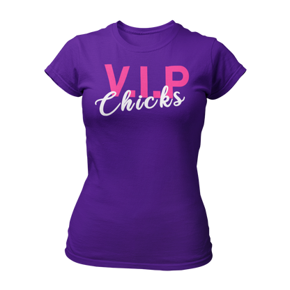 Stylisches JGA T-Shirt mit der Aufschrift 'VIP Chicks', ideal für die Freundinnen der Braut. Dieses Shirt dient als tolles Accessoire für die Brautjungfern und betont die Zusammengehörigkeit der Gruppe. Ausgefallenes Design für einen unvergesslichen Junggesellinnenabschied.