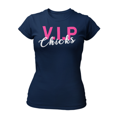 Stylisches JGA T-Shirt mit der Aufschrift 'VIP Chicks', ideal für die Freundinnen der Braut. Dieses Shirt dient als tolles Accessoire für die Brautjungfern und betont die Zusammengehörigkeit der Gruppe. Ausgefallenes Design für einen unvergesslichen Junggesellinnenabschied.