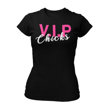 Stylisches JGA T-Shirt mit der Aufschrift 'VIP Chicks', ideal für die Freundinnen der Braut. Dieses Shirt dient als tolles Accessoire für die Brautjungfern und betont die Zusammengehörigkeit der Gruppe. Ausgefallenes Design für einen unvergesslichen Junggesellinnenabschied.