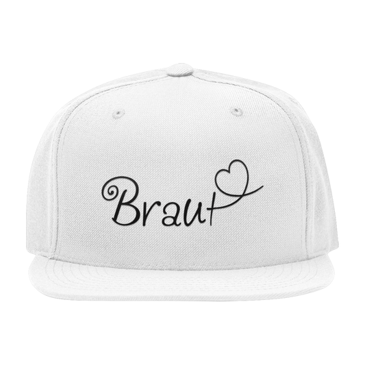 JGA Cap "Braut + Herz" mit flachem Schirm und vier gestickten Ösen. Die Kappe ist mit einer hochwertigen "Braut" Aufschrift in schöner Schnörkelschrift und einem Herzmotiv bedruckt. Der PVC-Verschluss auf der Rückseite ist größenverstellbar und die Cap ist in verschiedenen Farben erhältlich. Ideal für die Junggesellin, um als Frau des Abends erkennbar zu sein.