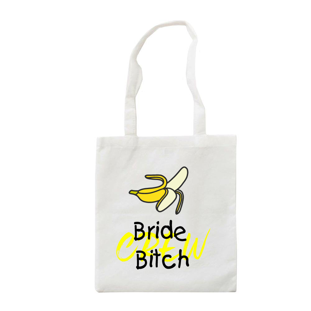 JGA Tasche "Bride Bitch Crew" aus Stoff, misst 42 cm x 38 cm und zeigt den Schriftzug „Bride Bitch Crew“ in Bananenfarbe auf pinkem oder weißem Hintergrund. Der große Beutel bietet ausreichend Platz für Accessoires und hat lange Henkel für bequemes Tragen.