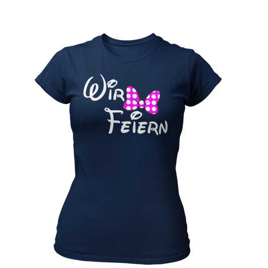 Damen T-Shirt "Wir feiern" mit Schleife, ideal für den Junggesellinnenabschied. Erhältlich in verschiedenen Farben, ergänzt es perfekt das Braut-Shirt und sorgt für einen stilvollen Auftritt bei der Feier.