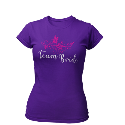 Damen T-Shirt "Team Bride Blumen" mit einem stilvollen Vintage-Design, das einen Blumenkranz zeigt. Ideal für die Trauzeugin und Freundinnen der Braut, um beim Junggesellinnenabschied zusammenzuleuchten und ihre Zugehörigkeit zum Team Braut zu zeigen.