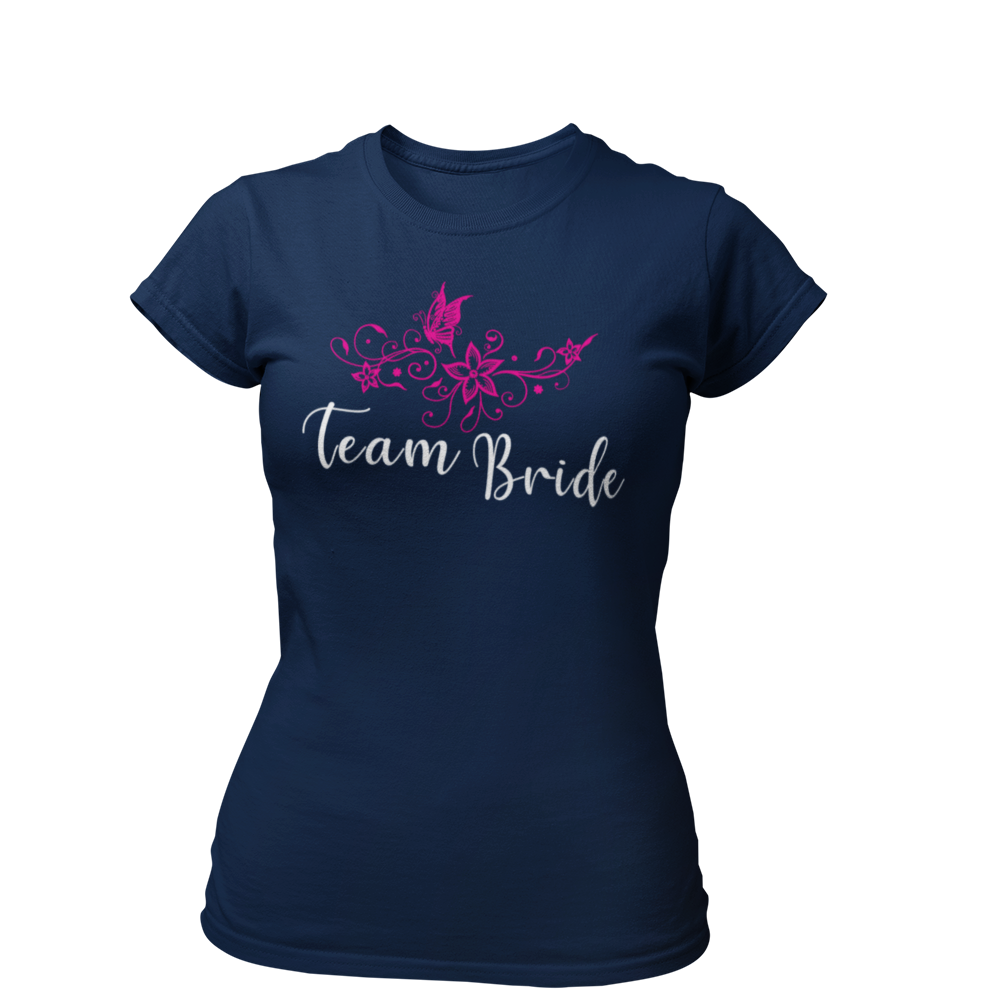 Damen T-Shirt "Team Bride Blumen" mit einem stilvollen Vintage-Design, das einen Blumenkranz zeigt. Ideal für die Trauzeugin und Freundinnen der Braut, um beim Junggesellinnenabschied zusammenzuleuchten und ihre Zugehörigkeit zum Team Braut zu zeigen.