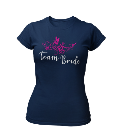 Damen T-Shirt "Team Bride Blumen" mit einem stilvollen Vintage-Design, das einen Blumenkranz zeigt. Ideal für die Trauzeugin und Freundinnen der Braut, um beim Junggesellinnenabschied zusammenzuleuchten und ihre Zugehörigkeit zum Team Braut zu zeigen.