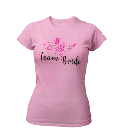 Damen T-Shirt "Team Bride Blumen" mit einem stilvollen Vintage-Design, das einen Blumenkranz zeigt. Ideal für die Trauzeugin und Freundinnen der Braut, um beim Junggesellinnenabschied zusammenzuleuchten und ihre Zugehörigkeit zum Team Braut zu zeigen.