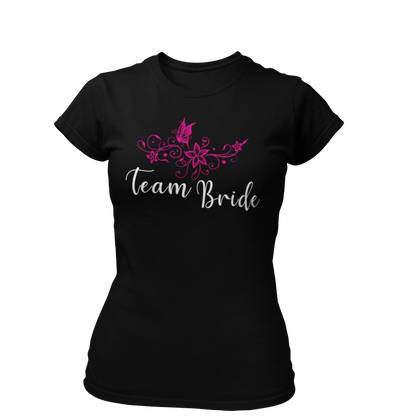 Damen T-Shirt "Team Bride Blumen" mit einem stilvollen Vintage-Design, das einen Blumenkranz zeigt. Ideal für die Trauzeugin und Freundinnen der Braut, um beim Junggesellinnenabschied zusammenzuleuchten und ihre Zugehörigkeit zum Team Braut zu zeigen.