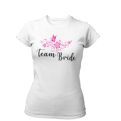 Damen T-Shirt "Team Bride Blumen" mit einem stilvollen Vintage-Design, das einen Blumenkranz zeigt. Ideal für die Trauzeugin und Freundinnen der Braut, um beim Junggesellinnenabschied zusammenzuleuchten und ihre Zugehörigkeit zum Team Braut zu zeigen.