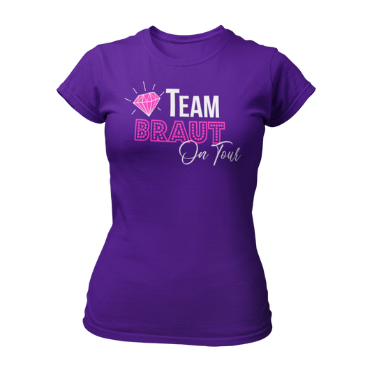 Damen T-Shirt "Team Braut on Tour" für den Junggesellinnenabschied. Das Shirt hat ein elegantes Design, das perfekt zur Hochzeit passt. Es gibt auch ein passendes Braut-Shirt für die gesamte Gruppe.