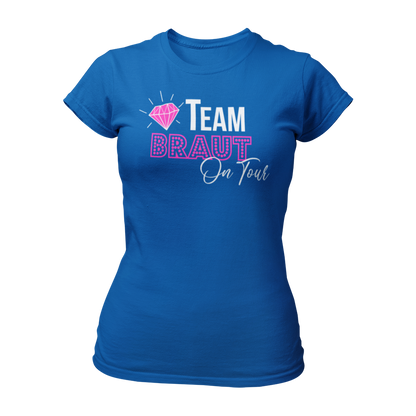 Damen T-Shirt "Team Braut on Tour" für den Junggesellinnenabschied. Das Shirt hat ein elegantes Design, das perfekt zur Hochzeit passt. Es gibt auch ein passendes Braut-Shirt für die gesamte Gruppe.