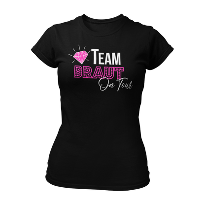 Damen T-Shirt "Team Braut on Tour" für den Junggesellinnenabschied. Das Shirt hat ein elegantes Design, das perfekt zur Hochzeit passt. Es gibt auch ein passendes Braut-Shirt für die gesamte Gruppe.