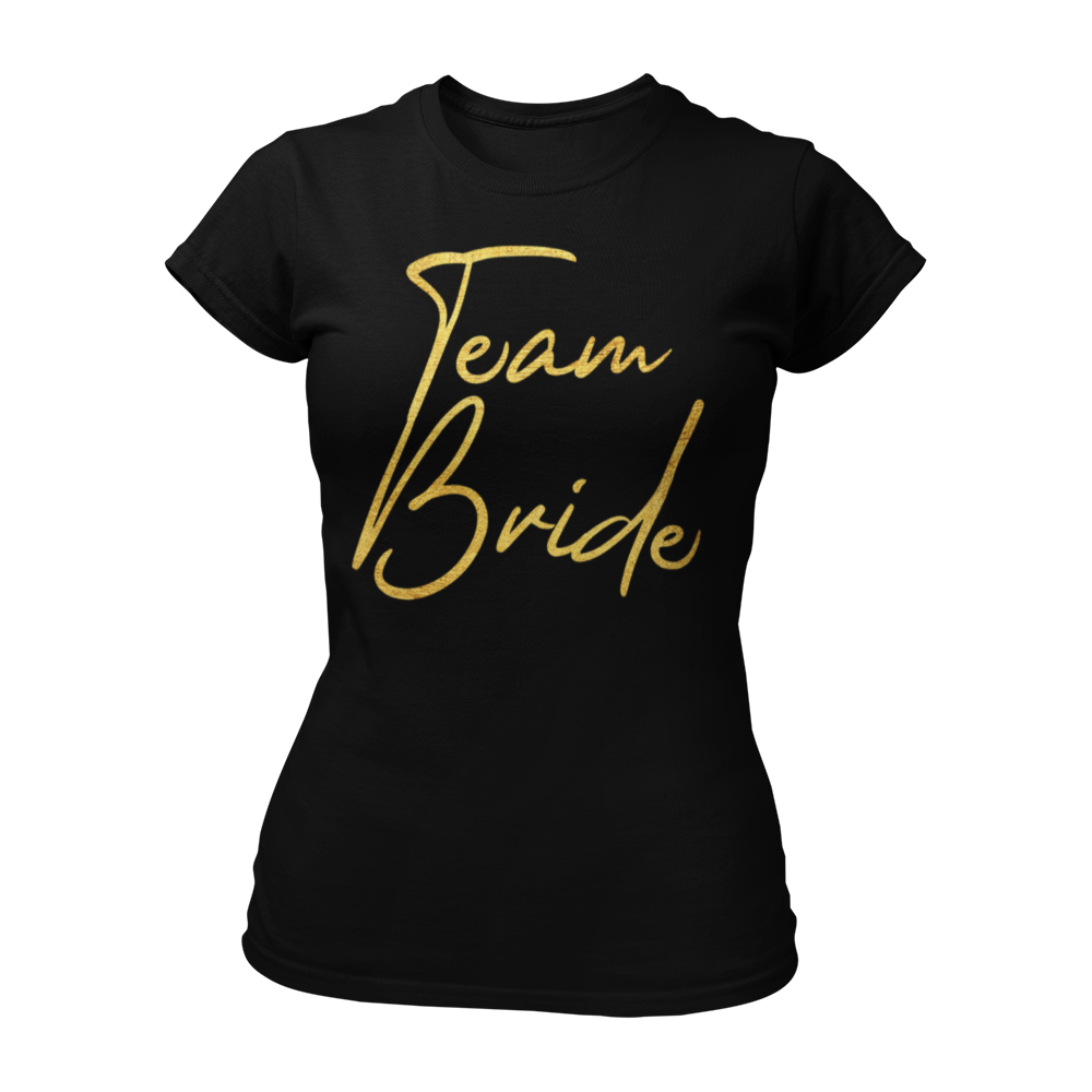 Damen T-Shirt "Team Bride Gold & Heartless" im Bachelorette-Style mit markanter goldener Aufschrift. Das modisch geschnittene Shirt ist ideal für enge Freunde und Verwandte der Braut, perfekt kombinierbar mit einem speziellen Braut-T-Shirt für den Junggesellinnenabschied. Schlichte Farben und ein künstlerisches Design machen es zu einem tollen Accessoire für eure Party.